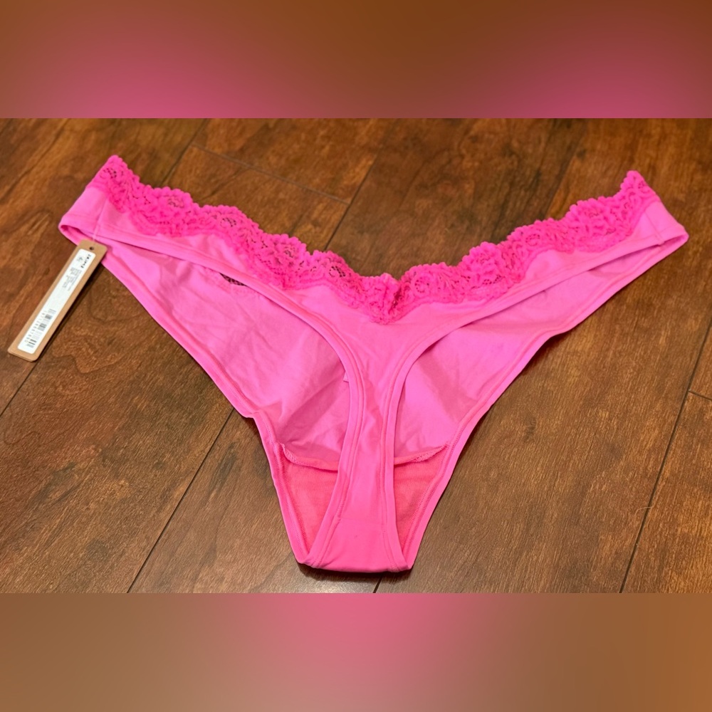 SKIMS Fits Everybody Lace Dipped Thong 4X Color Taffy - Picture 2 of 3